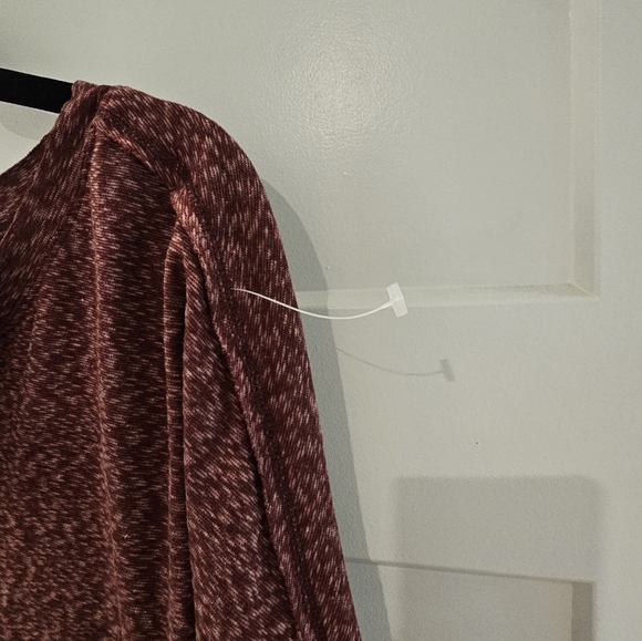 NWOT! All In Love Maroon 3 Snap Neck 3/4 Sleeve Vented Top- Medium - Picture 3 of 12